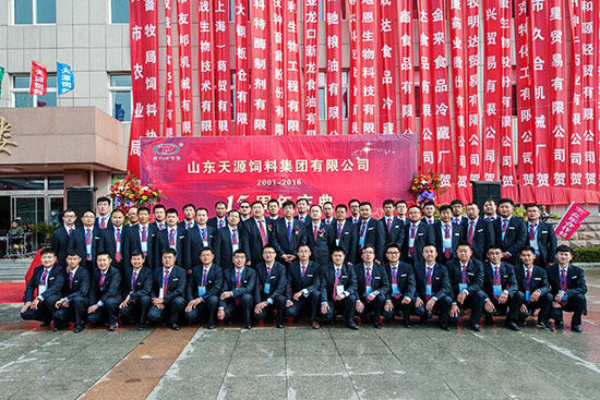公司领导与销售精英们合影