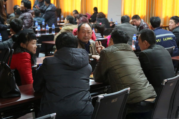 ​会议休息时，社员在讨论问题。