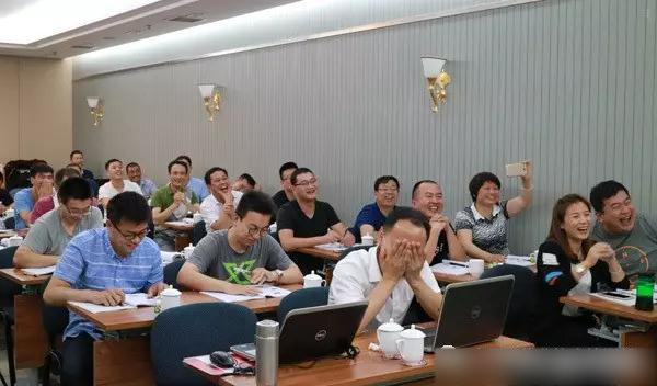 迈克老师幽默的讲解引得学员捧腹大笑