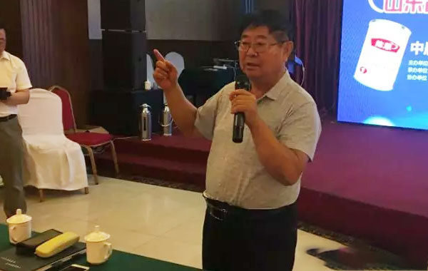 生猪产销分会专家组周玉晓组长讲解《加强经营管理提高养猪效益》