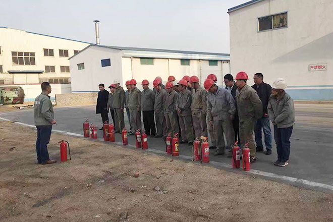 王永林经理讲解灭火器的使用方法
