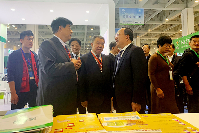 副省长于国安与天源集团董事长邹殿来正在亲切交谈。