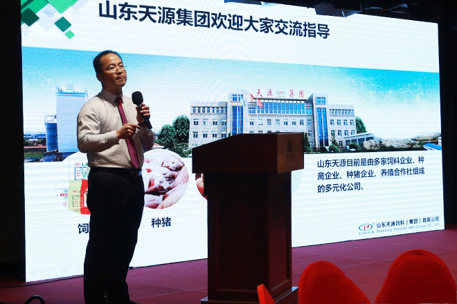 技术总监梁福功先生正在为客户讲解《KY.COM的价值与选择》。