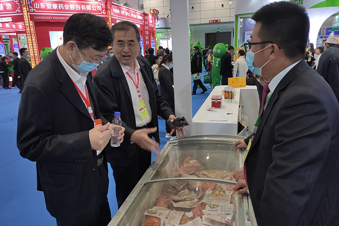 烟台市畜牧局领导调研宝来食品公司产品。